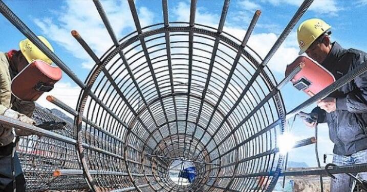 Soudeuse à cage en acier VS Formation de cage en acier traditionnelle 